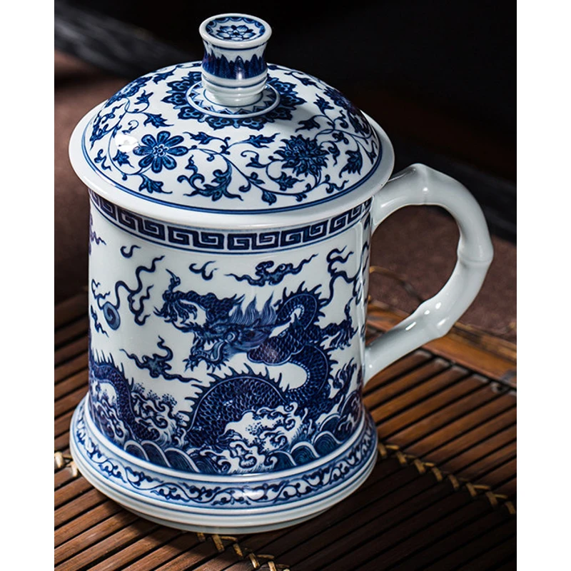 Tasse à thé bleue et blanche avec dragon et phénix : face