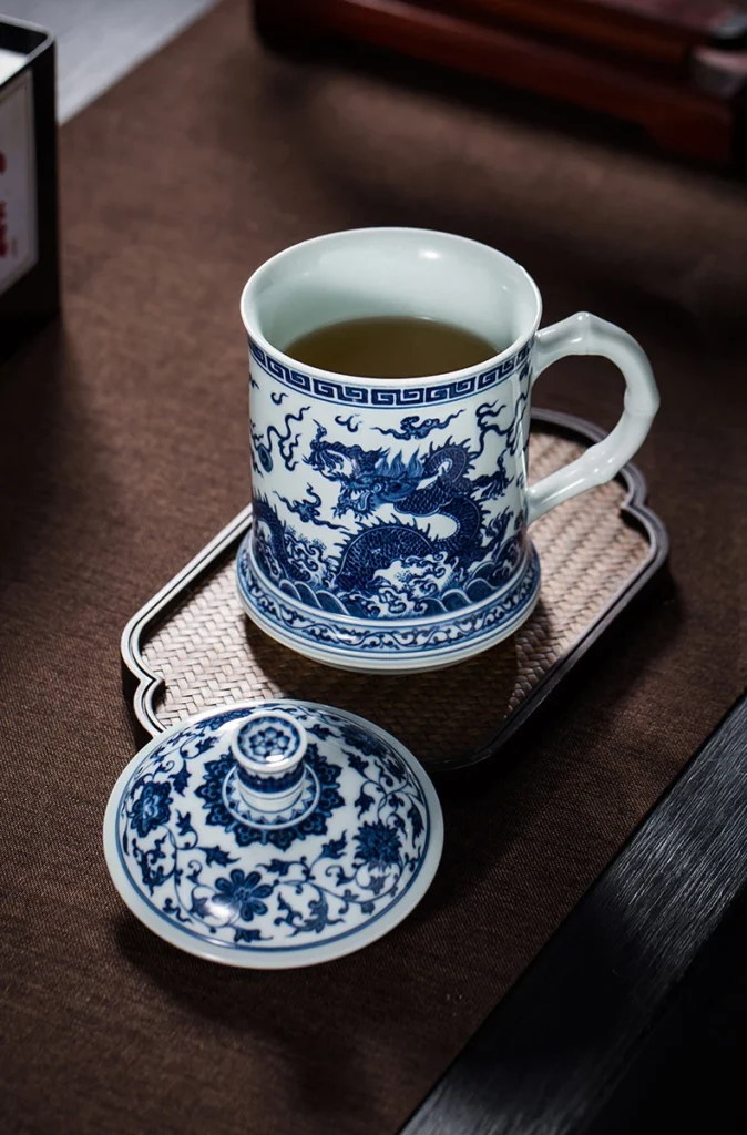 Tasse à thé bleue et blanche avec dragon et phénix : position ouverte