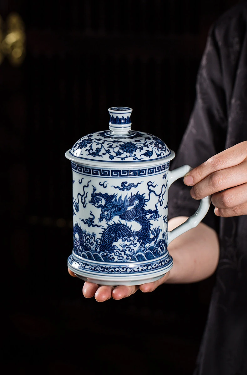 Tasse à thé bleue et blanche avec dragon et phénix : tenue