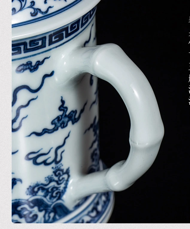 Tasse à thé bleue et blanche avec dragon et phénix : poignée