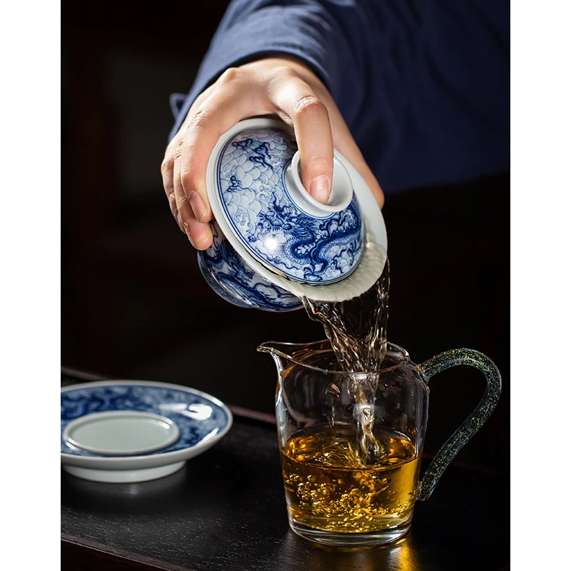 将龙茶倒 盖碗 进玻璃杯中