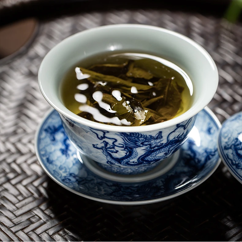 茶叶和茶叶汁可见于浅色釉制的碗内。