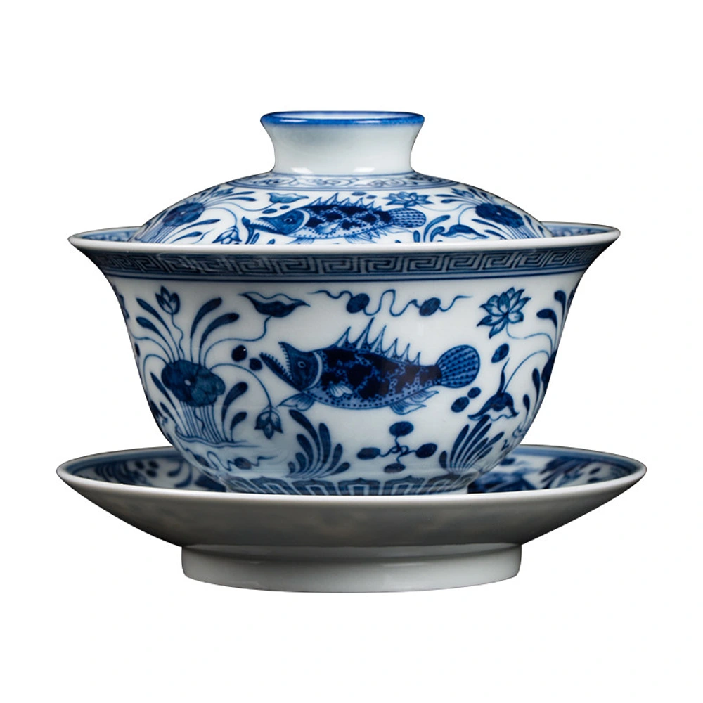 Vue frontale du poisson et des plantes aquatiques gaiwan avec couvercle et plateau