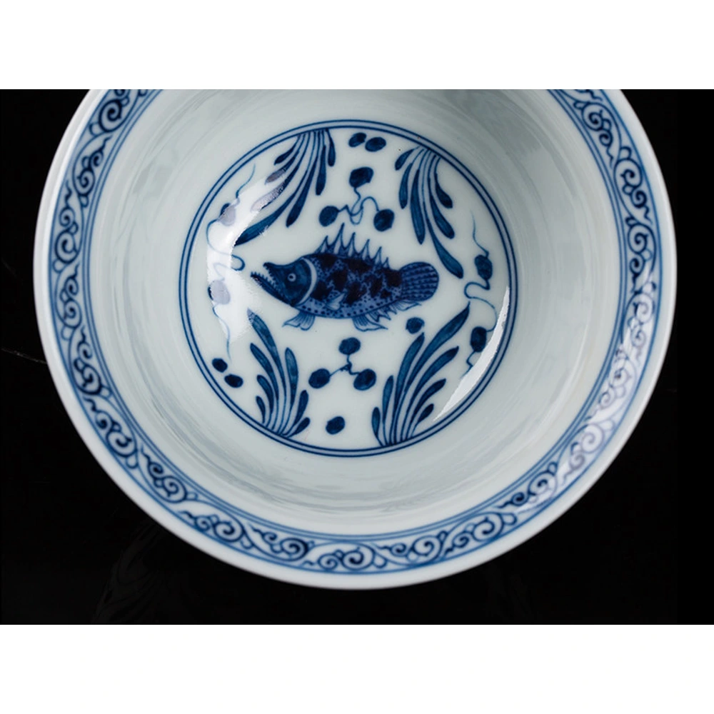 Des poissons et des plantes aquatiques peints à l’intérieur de la casserole en porcelaine