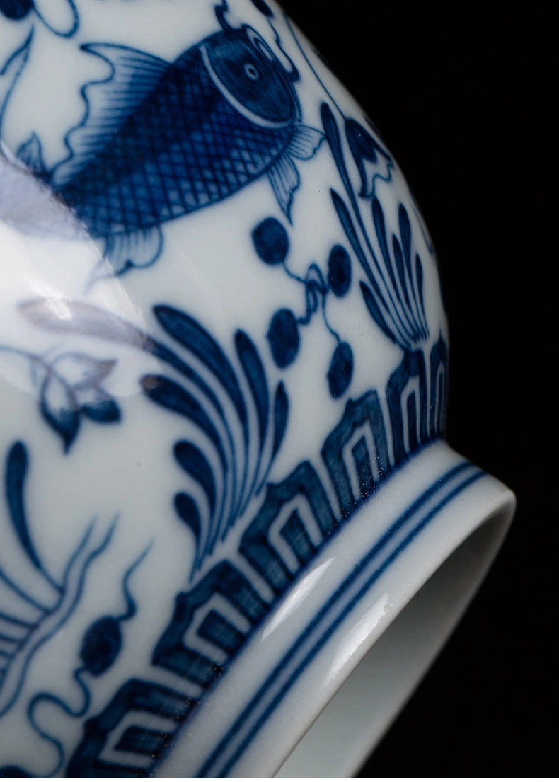 Poisson bleu et blanc et plantes aquatiques Gaiwan: détails de motifs aquatiques