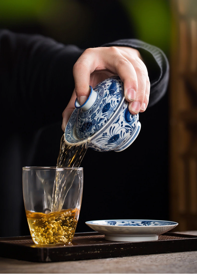 Poisson bleu et blanc et plantes aquatiques Gaiwan: verser du thé