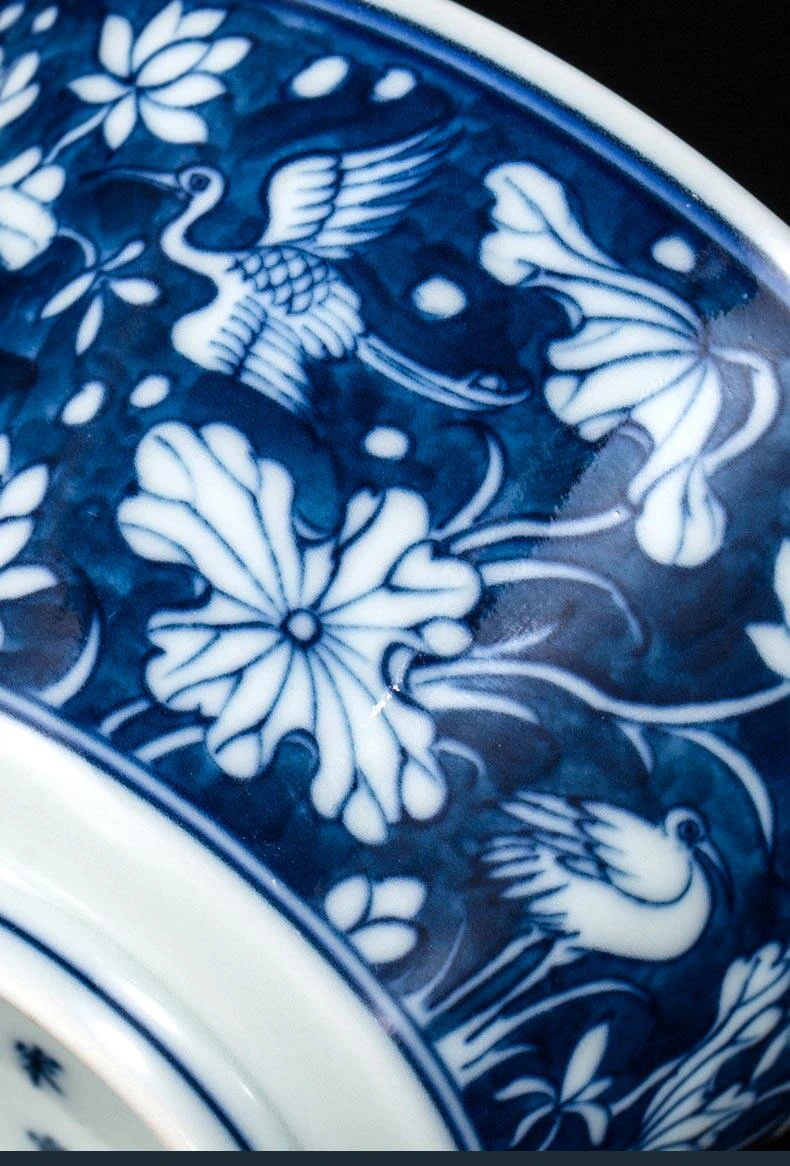 Loto bleu et blanc et aigrette de Mati Teacup : détail de lotus et aigrette