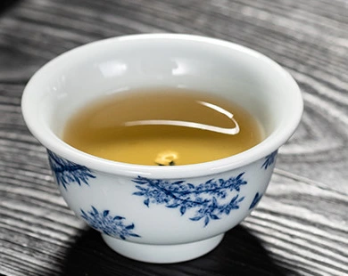 Tasse à thé bleue et blanche à l’osmanthus et au lapin de jade : détail de la table à thé