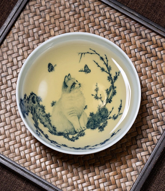 Blau et blanc : fleur de pêcher, chat et papillon : vue de dessus