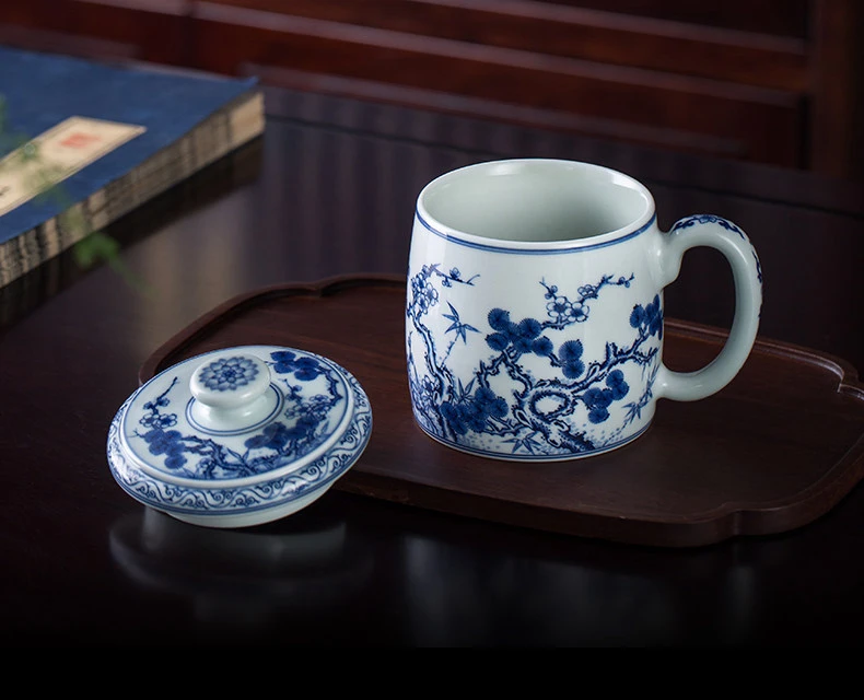 Blue and White Three Friends of Winter Lidded Mug: open setting
