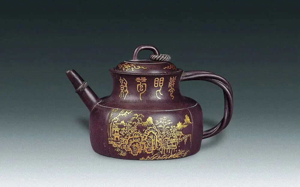 Orné Yixing théière de paysages dorés, d’écritures en caractères de phoque et d’un bouton de fermeture à boucle