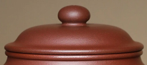 Domed Duozhi lid with flattened rounded knob