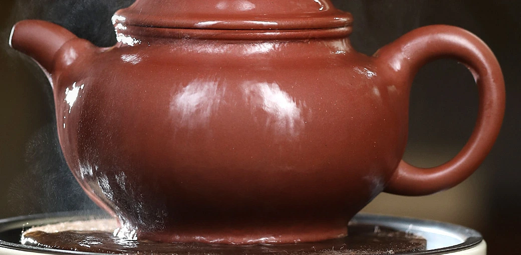 Wet Duozhi teapot surface during rinsing