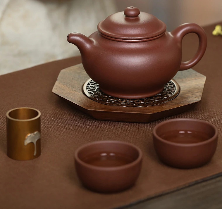 Dicaoqing Duozhi teapot and cups in a tea setting