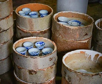 Керамические сосуды, погруженные в защитные печи-сагарги