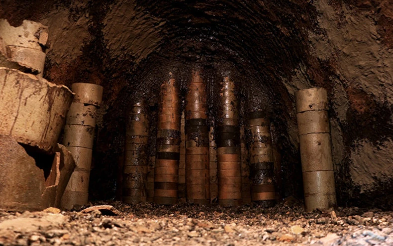 Комната кирпичного пещи с слоями керамических глыб