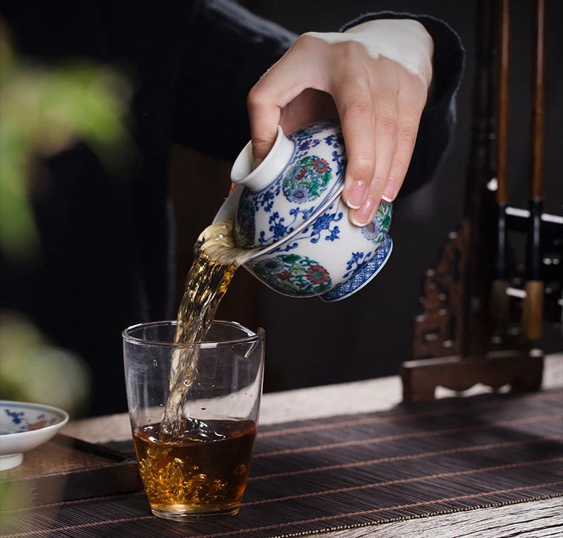 Doucai Médaille de chrysanthème Gaiwan: verser