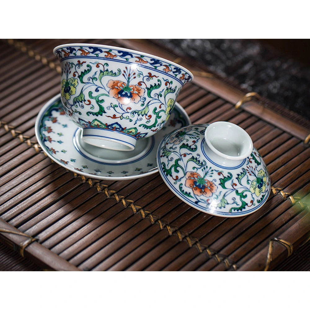 Doucai dessin floral sur des rouleaux gaiwan, avec couvercle et plateau