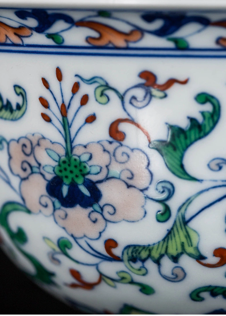 Doucai Travail de pliage floral Gaiwan: détail de travail de pliage floral