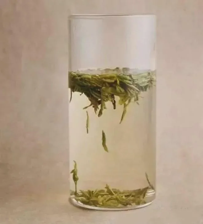 玻璃杯中浸泡的散叶绿茶