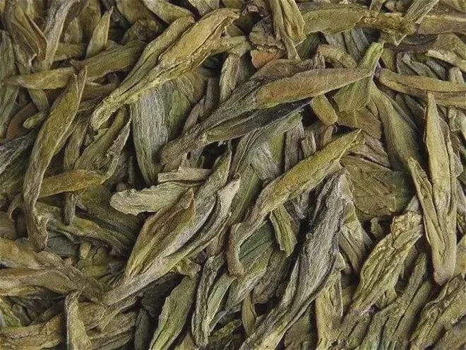 原材料中的扁形绿茶干叶近照