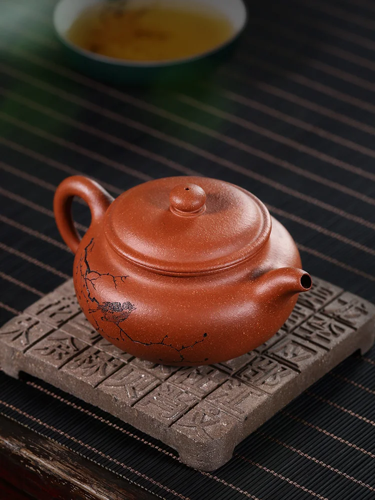 Jiangponi Fanggu teapot viewed from above, showing the lid and spout