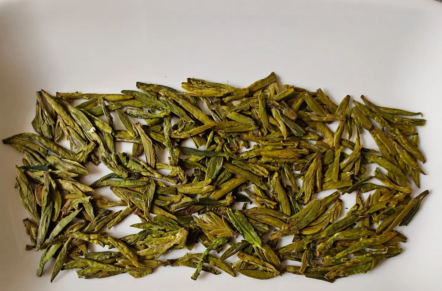 Gongpai Jingpin dry tea spread on a white dish