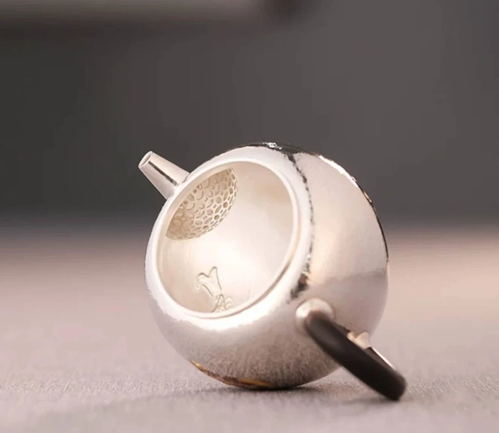 团圆刻花鲤鱼手工9999纯银泡茶壶|200毫升 — 壶内细节