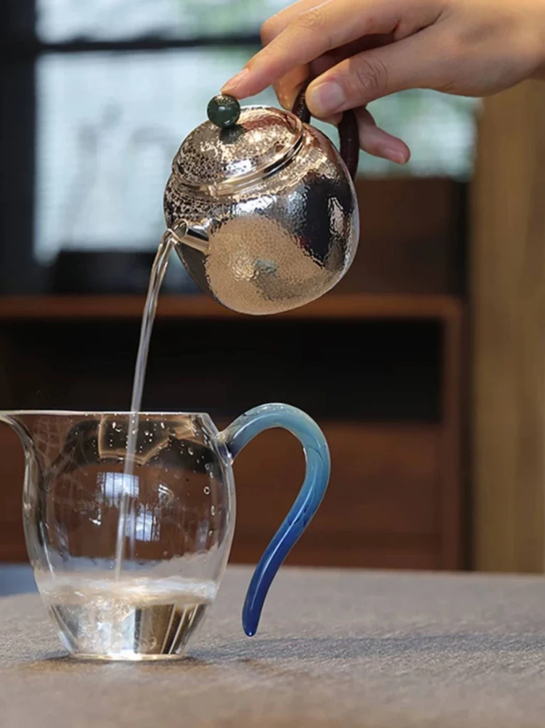 龙珠手工9999纯银泡茶壶|200毫升 — 倒水展示