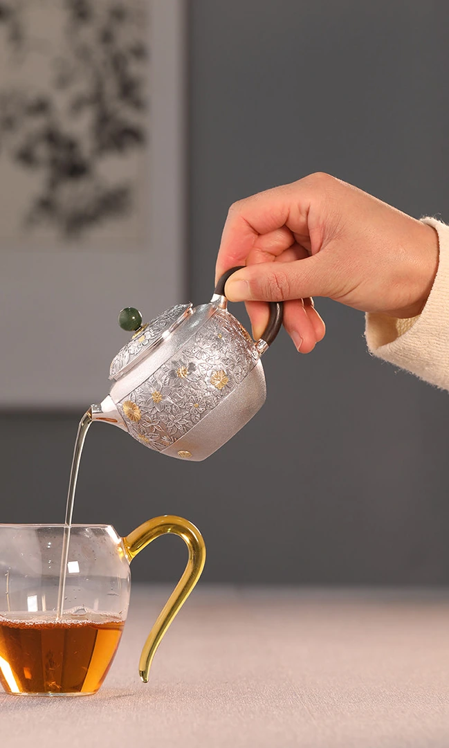 Millefleurs Handmade 9999 Silver Teapot — 200mL — Pouring demonstration