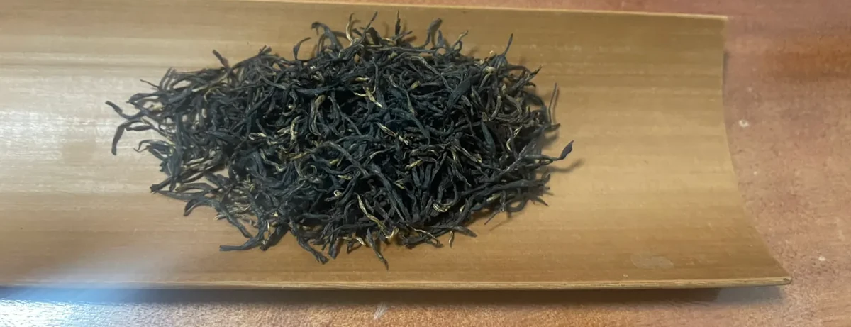 Tea labeled machine-made in the supplied comparison; the samples are not a controlled quality trial.