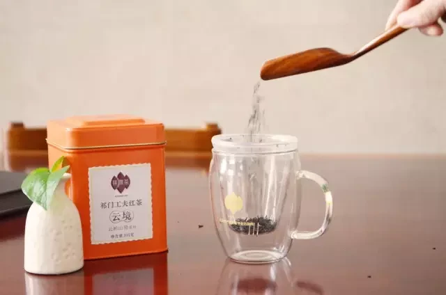 Add tea to the removable basket of an infuser mug.