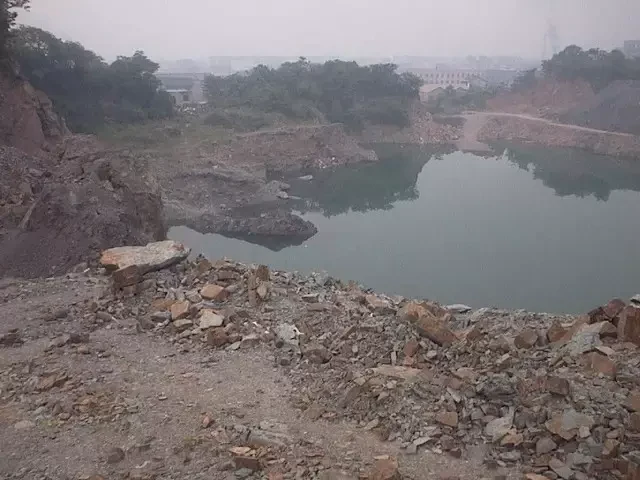 Les excavations et le puits rempli d'eau ont été identifiés comme étant situés à Huanglongshan Yixing, en Chine, dans la source.