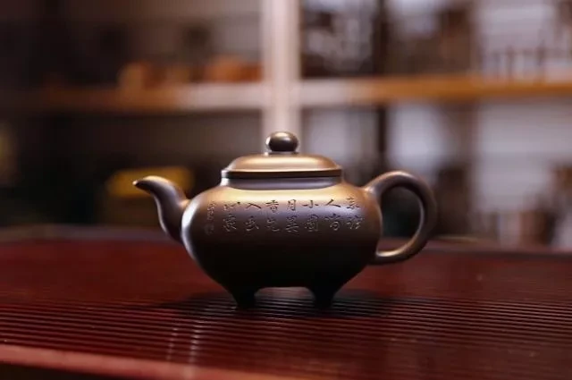 木製の茶テーブルに3本の足が刻印 陶土 茶壺 されています