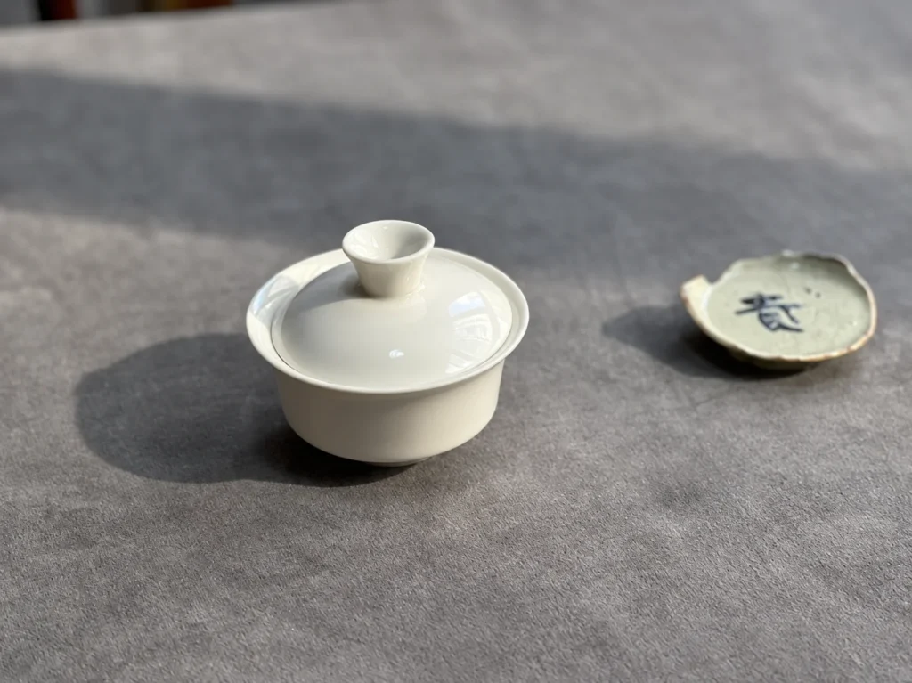 Clean porcelain gaiwan for brewing Jin Jun Mei