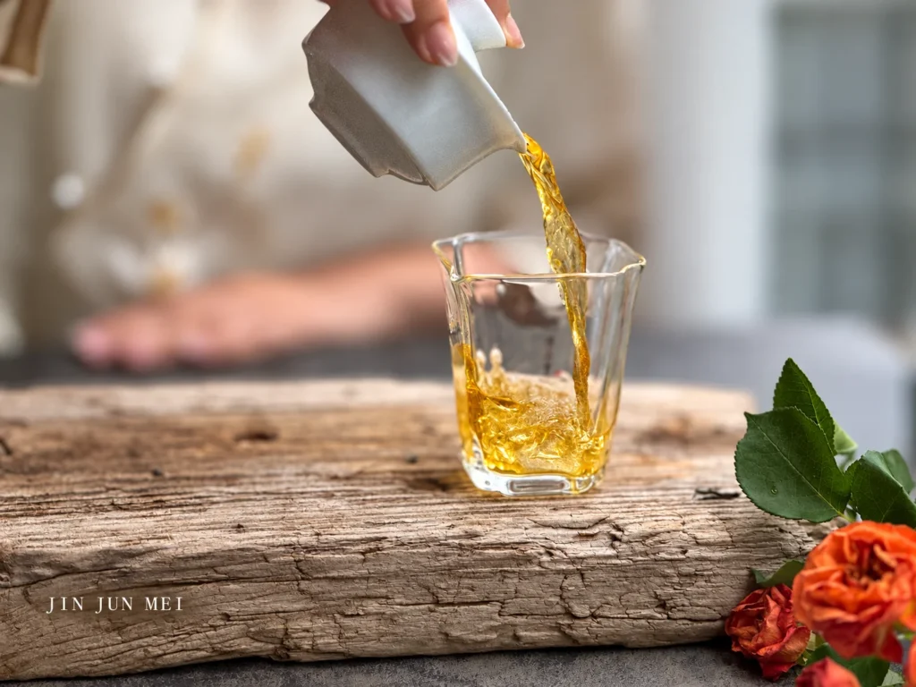 Jin Jun Mei illustration showing golden tea poured into glass