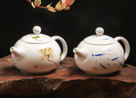 दो सफेद Jingdezhen चीनी मिट्टी के teapotबर्तन जिनमें पुष्प और नीले रंग की सजावट है