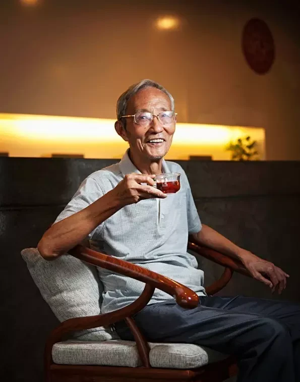 A tea maker photographed for the historical interview.