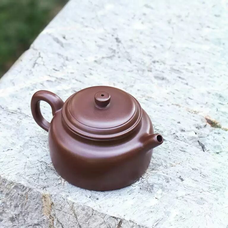 Lao Zi Ni Dezhong Yixing teapot by Lü Panjun, front three-quarter view