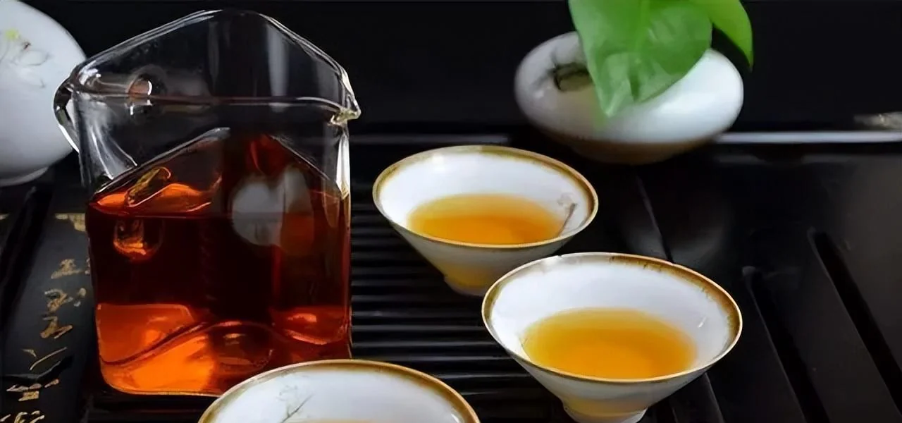 Brewing tea in gaiwan