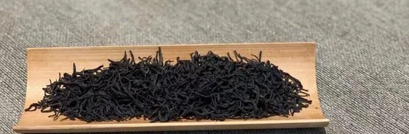 Smoky black tea leaves