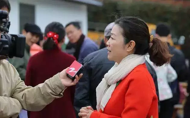 Lu Jiangmei speaking to a reporter in the supplied historical photograph.