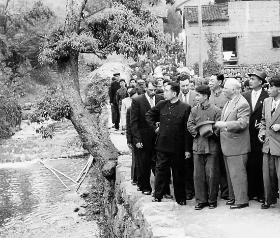 A visiting group in the archival material supplied with the Meijiawu story.