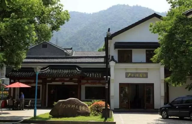 The Lu Zhenghao teahouse in Meijiawu, Hangzhou, in the supplied profile.
