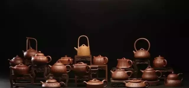 Eine Gruppe von ton teapotS mit unterschiedlichen Formen, einschließlich Oberrohrgriffe und abgerundeten Formen
