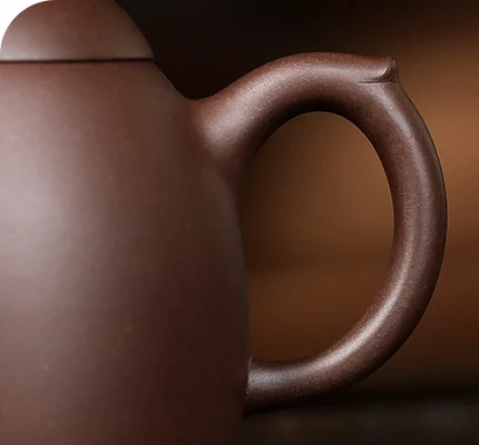 Rounded loop handle of the Qinquan Yixing clay teapot