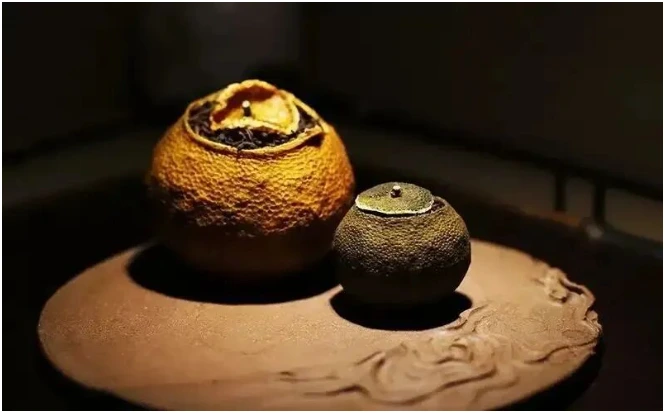 Small green-stage and larger mature citrus shells filled with tea