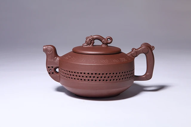 ピアス入りボディバンドと彫り込まれたドラゴン・ルーフノブを特徴 茶壺 とするチェンシャオ