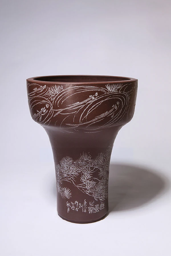 魚、松の枝、書道が刻まれた紫色の 陶土 花器
