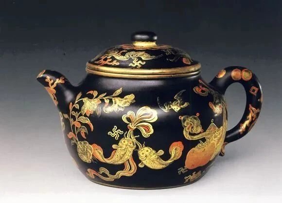 Laque noire Yixing théière avec des poissons dorés, des chauves-souris et des motifs favorables
